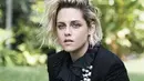 Foto-foto Stewart dalam keadaan telanjang kabarnya diretas dan menyebar di dunia maya. Hal ini pun memancing emosi Stewart yang akhirnya mengancam akan melaporkan situs manapun yang mempublikasi fotonya. (Instagram/kristenstewart)