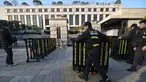 Polisi memasang barikade di depan Mahkamah Konstitusi di Seoul, Korea Selatan pada tanggal 16 Desember 2024. (JUNG YEON-JE/AFP)