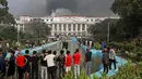 Kerusuhan meluas hingga ke pusat pemerintahan. Gedung Parlemen di Kathmandu turut dibakar massa. (Prabin RANABHAT/AFP)