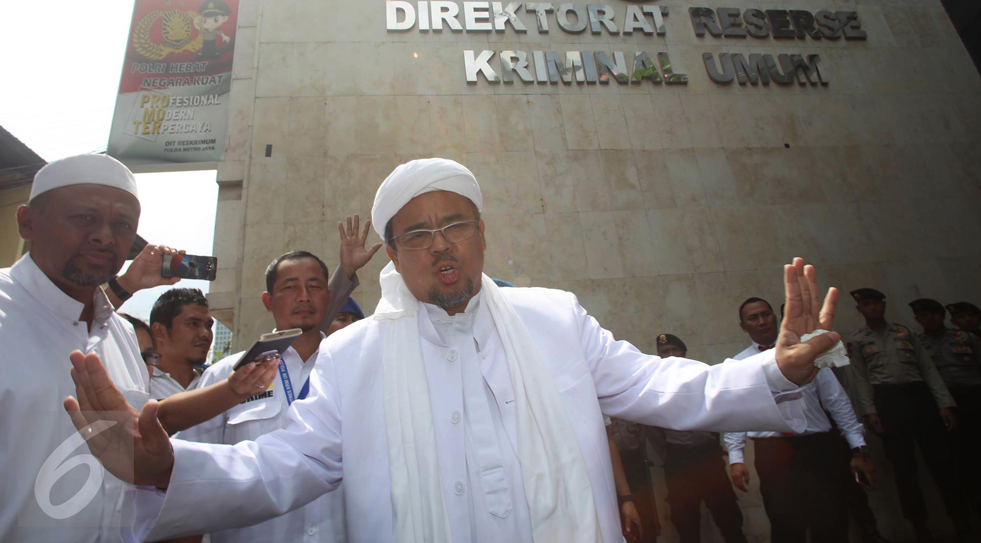 Pimpinan Front Pembela Islam (FPI) Rizieq Shihab tiba di Polda Metro Jaya, Jakarta, Rabu (1/2). Rizieq Shihab akan diperiksa sebagai saksi terkait kasus dugaan makar yang disangkakan pada Sri Bintang Pamungkas (SBP). (Liputan6.com/Immanuel Antonius)