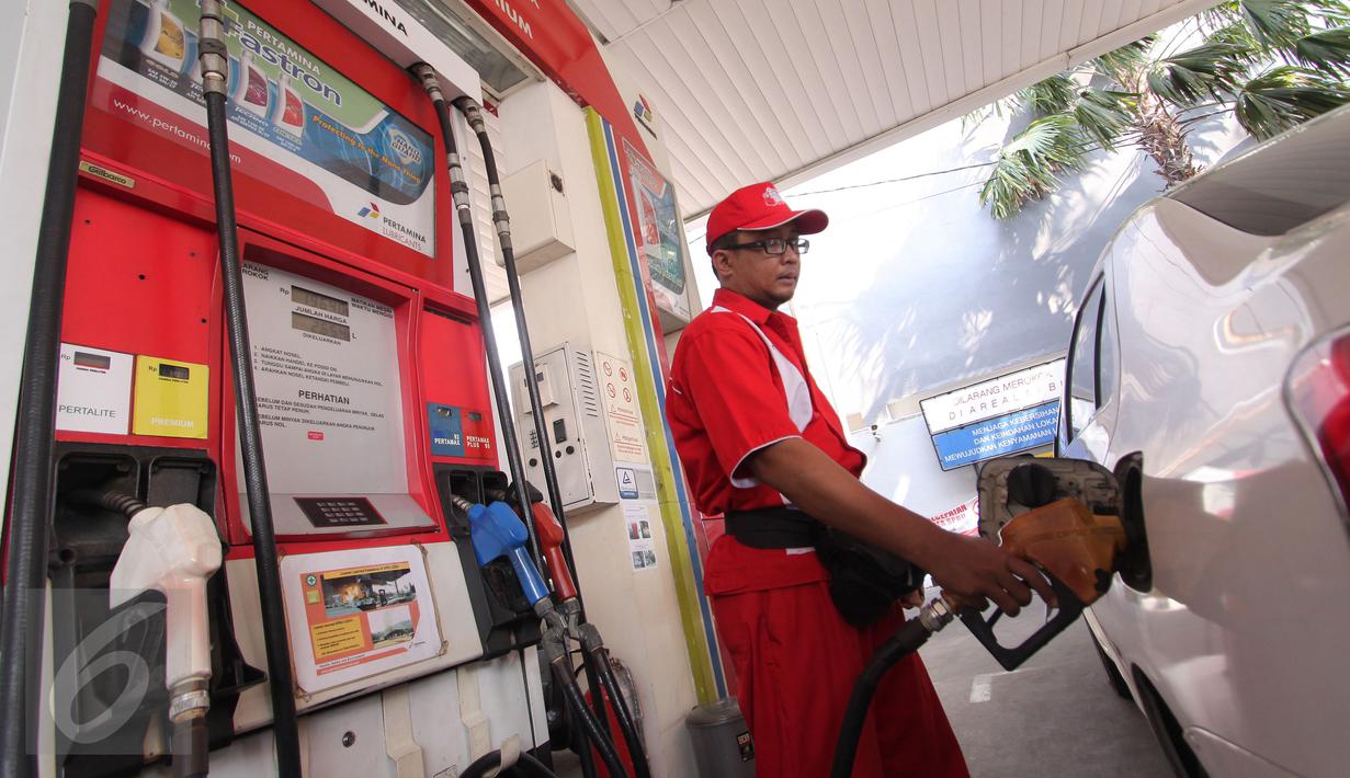 Aktivitas pengisian BBM di SPBU Cikini, Jakarta, Rabu (30/9/2015). Menteri ESDM, Sudirman Said menegaskan, awal Oktober tidak ada penurunan atau kenaikan harga bahan bakar minyak (BBM) baik itu bensin premium maupun solar. (Liputan6.com/Angga Yuniar)
