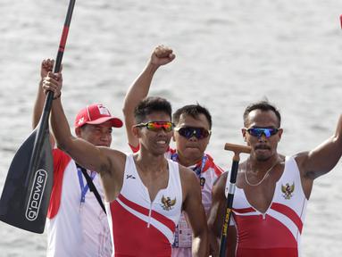 Pasangan Indonesia, Anwar Tara dan Yuda Firmansyah, selebrasi usai menjadi yang tercepat pada SEA Games 2019 cabang kano nomor 1000 meter putra di Subic, Filipina, Jumat (6/12). Pasangan Indonesia berhasil meraih medali emas. (Bola.com/M iqbal Ichsan)