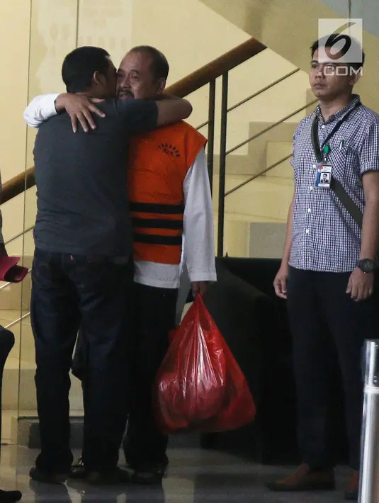 Kadis Pendidikan dan Kebudayaan Kab Cianjur Cecep Sobandi usai menjalani pemeriksaan KPK, Jakarta, Kamis (13/12). Cecep ditangkap terkait dugaan Pemotongan DAK oleh 140 SMP di Cianjur untuk membangun fasilitas sekolah. (Liputan6.com/Herman Zakharia)