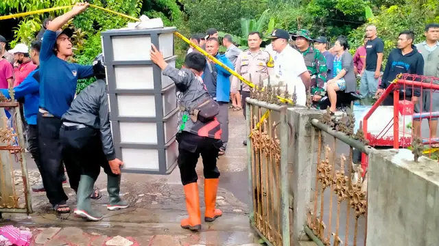 Puluhan warga terancam bencana longsor di Kampung Cibatu Hilir Desa Sekarwangi, Kecamatan Cibadak, Kabupaten Sukabumi mengevakuasi barang berharga dibantu petugas BPBD (Liputan6.com/Fira Syahrin).
