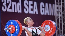 Eko juga memecahkan rekor sebelumnya di SEA Games 2019 Filipina dengan mengangkat 169 kg untuk angkatan clean & jerk. (AFP/Mohd Rasfan)