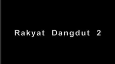 Antara pemusik, penyanyi dan penggemar musik dangdut seolah tak ada jarak.