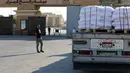Masuknya truk-truk berisi bantuan kemanusiaan ini menyusul tekanan internasional yang semakin kuat dan desakan dari organisasi kemanusiaan global yang memperingatkan terjadinya krisis pangan akut di wilayah yang terkepung tersebut. (Foto oleh AFP)