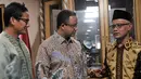 Calon Gubernur DKI Jakarta, Anies Baswedan dan Sandiaga Uno berbincang dengan Ketua Umum PP Muhamadiyah Haedar Nasir di kantor Pusat Dakwah Muhammadiyah, Jakarta, Senin (17/10). (Liputan6.com/Yoppy Renato)