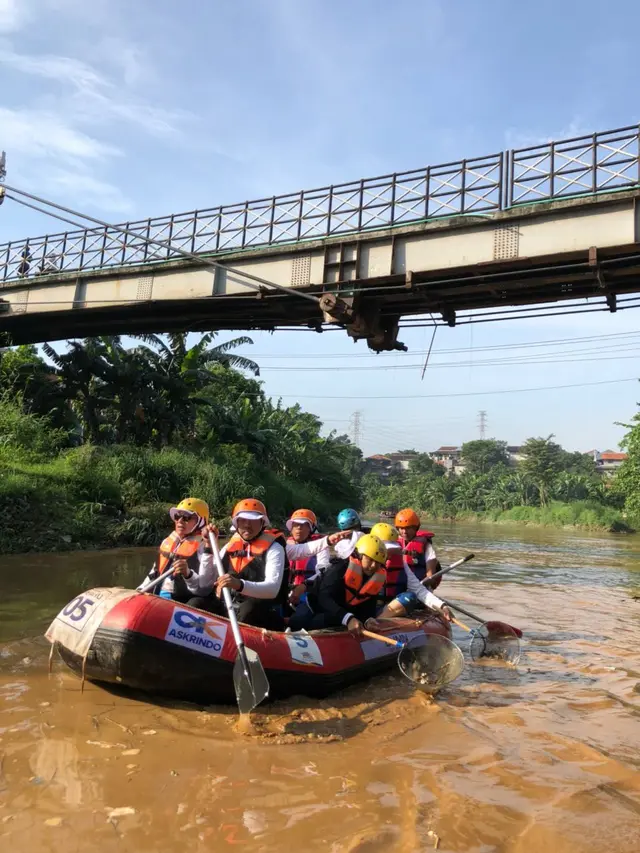 Menteri BUMN Rini Soemarno menggelar operasi bersih-bersih kali Ciliwung pada Minggu (8/4/2018) pagi.