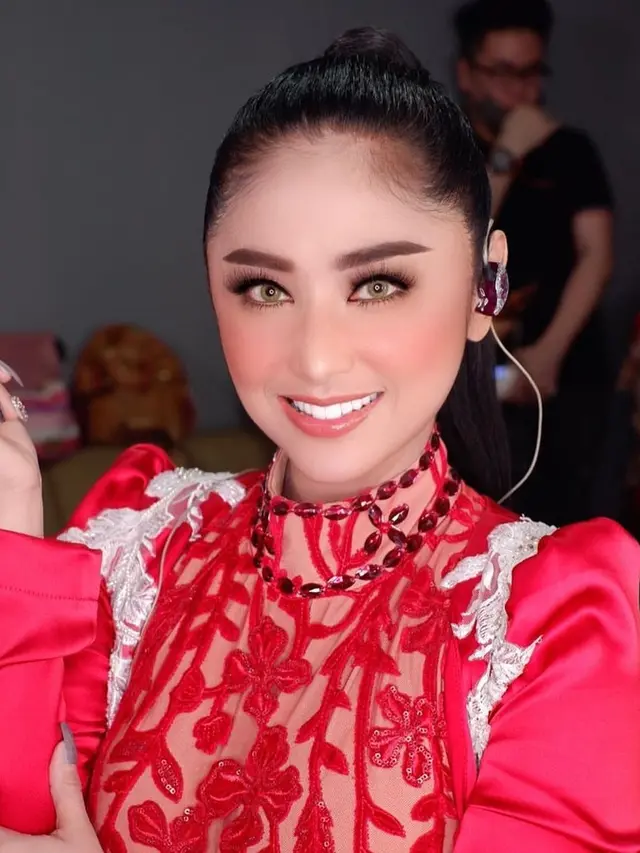 Potret Kostum Panggung Dewi Perssik. (Sumber: Instagram/dewiperssikreal)