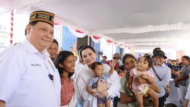 Menteri Koordinator Bidang Perekonomian Airlangga Hartarto meninjau penyaluran Bantuan Pangan di  Desa Batu Cermin, Kabupaten Manggarai Barat, Provinsi Nusa Tenggara Timur, Senin (15/1/2024). (Dok Kemenko Perekonomian)