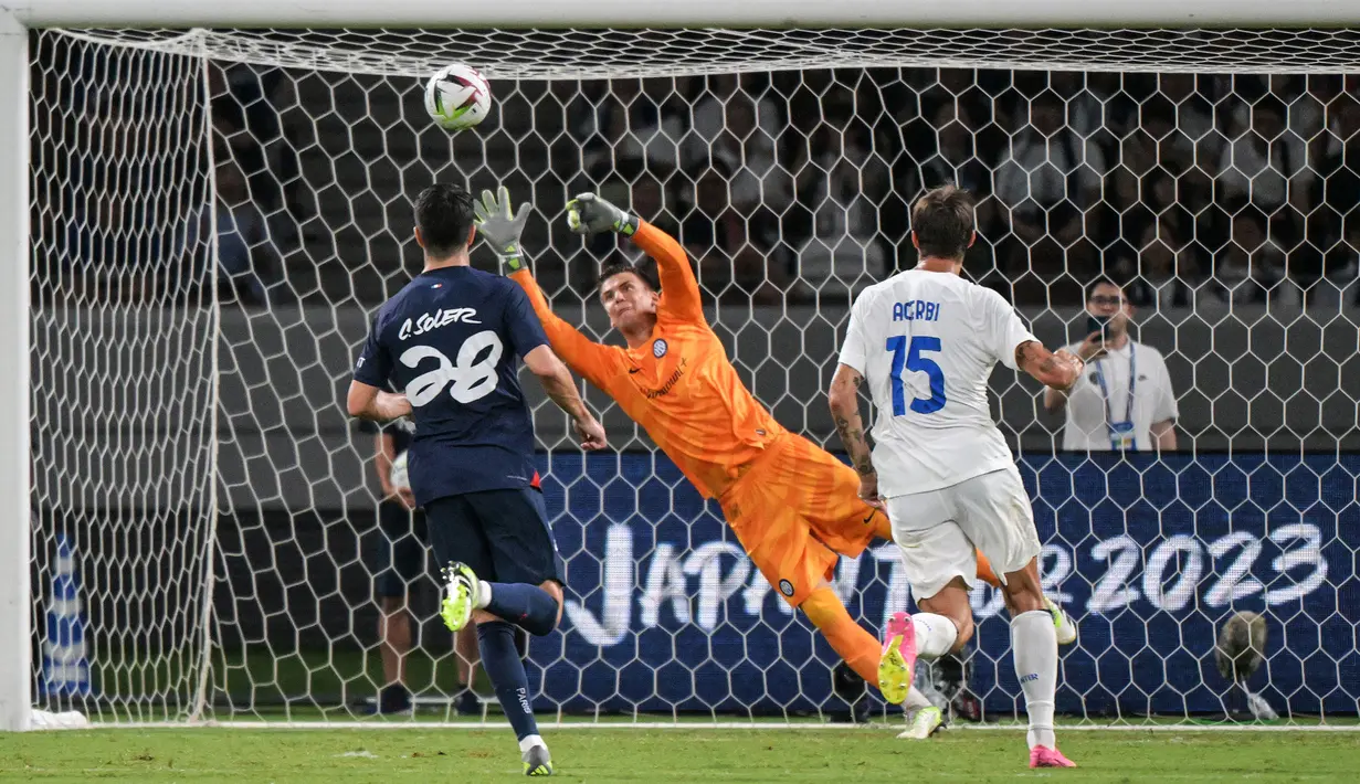 Kiper Inter Milan, Filip Stankovic (tegah) berusaha menjangkau bola saat laga uji coba pramusim melawan PSG di Japan National Stadium, Tokyo, Jepang, Selasa (01/08/2023). (AFP/Richard A. Brooks)
