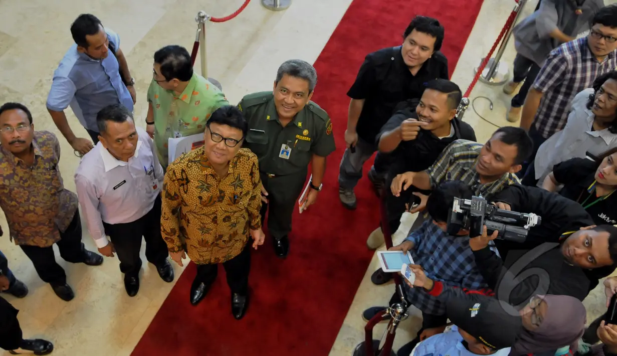 Mendagri Tjahjo Kumolo tiba di Gedung Nusantara, Komplek Parlemen Senayan, Jakarta, Senin (11/5/2015). Pimpinan DPR beserta Komisi II menggelar pertemuan dengan Mendagri guna membahas revisi UU Pilkada dan revisi UU Parpol. (Liputan6.com/Andrian M Tunay)