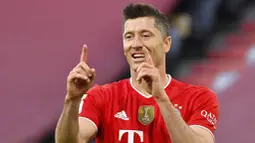 Striker Bayern Munchen, Robert Lewandowski, melakukan selebrasi usai mencetak gol ke gawang Moenchengladbach pada laga Liga Jerman di Allianz Arena, Sabtu (8/5/2021). Bayern Munchen menang enam gol tanpa balas. (Peter Kneffel/Pool via AP)