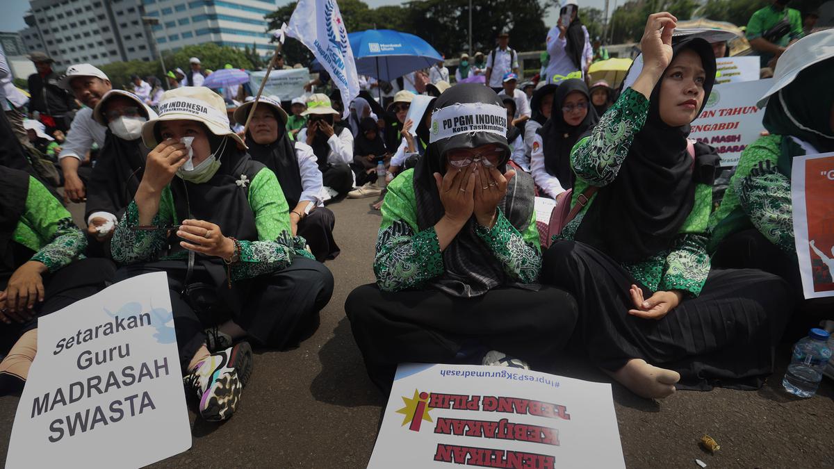 Berunjuk Rasa di Depan Gedung DPR, Guru Madrasah Swasta Tuntut Kesetaraan