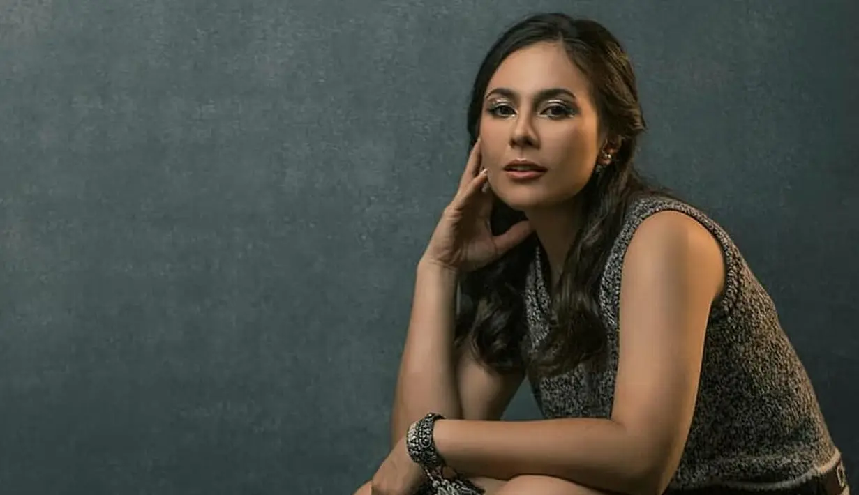 Tampil di sebuah photoshoot, Wulan Guritno tampak menawan dengan setelan mini jumpsuit, lengkap dengan sepatu dan tas Dior. Tas yang ditentengnya adalah Medium Dior Book Tote yang harganya diperkirakan sekitar Rp41 jutaan. Foto: Instagram.