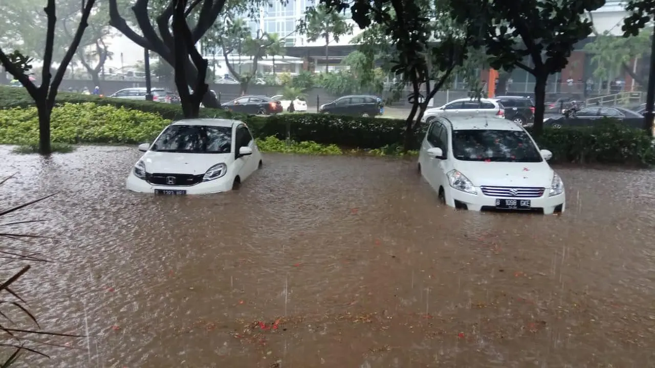 Diguyur hujan, jalan raya kawasan elite Lippo Karawaci terendam banjir