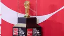 Trofi tersebut dipamerkan di Jakarta hingga 24 Januari 2026. Tampak dalam foto, trofi original Piala Dunia terpajang saat gelaran FIFA World Cup Trophy Tour by Coca-Cola di Jakarta International Convention Center (JICC), Senayan, Jakarta, Kamis (22/1/2026). (Bola.com/Abdul Aziz)