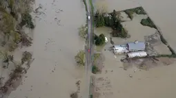 Jalanan yang tertutup air mengganggu kendaraan yang akan melintasi kawasan dekat sungai Snoqualmie, Washington, Kamis (19/11/2015). Bencana ini menewaskan sedikitnya tiga orang. (REUTERS / David Ryder)
