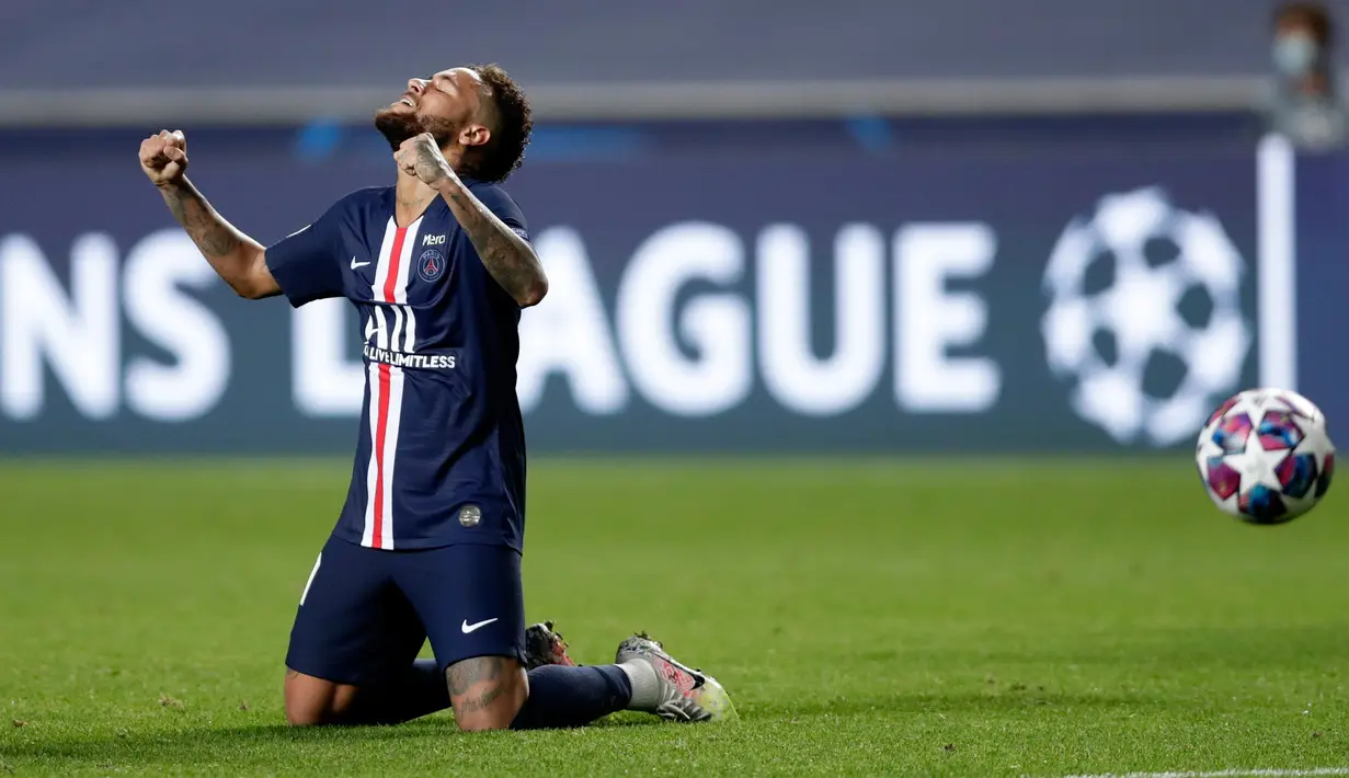 Penyerang Paris Saint-Germain (PSG), Neymar berselebrasi di akhir pertandingan setelah menang atas RB Leipzig pada semifinal Liga Champions di Estadio da Luz, Lisbon, Selasa (18/8/2020). PSG melaju ke final Liga Champions setelah mengalahkan Leipzig tiga gol tanpa balas. (AP Photo/Manu Fernandez)