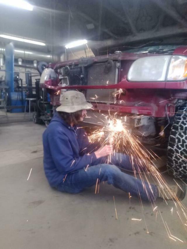 8 Potret Cara Pekerja Lapangan Bekerja Ini Bikin Deg-Degan