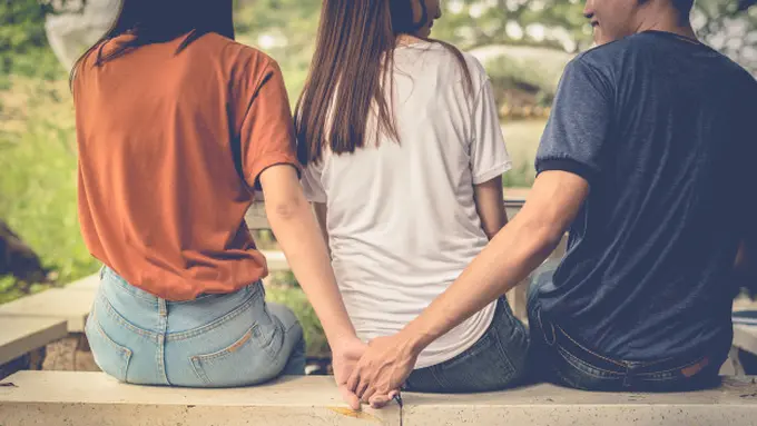 4 Zodiak Ini Paling Mungkin Diam-Diam Menggoda Pasangan Teman Mereka