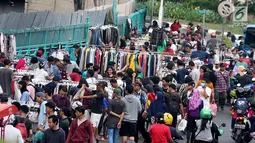 Suasana di kawasan Pasar Senen, Jakarta, Sabtu (24/6). Menjelang lebaran ribuan pakaian bekas membanjiri di kawasan pasar Senen, harga baju yang dijual bervariasi mulai Rp 35000- RP 5000. (Liputan6.com/Angga Yuniar)