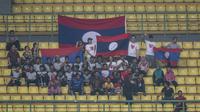 Para suporter memberikan dukungan kepada Laos yang bertanding melawan Hongkong pada laga Grup A Asian Games di Stadion Patriot, Jawa Barat, Jumat (10/8/2018). Hongkong menang 3-1 atas Laos. (Bola.com/Vitalis Yogi Trisna)