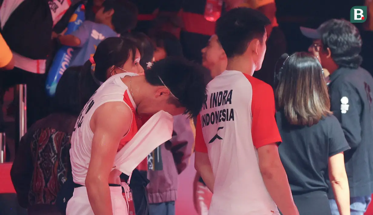Ganda putra Indonesia, Nikolaus Joaquin, tak mampu menahan kesedihan setelah takluk dari wakil Malaysia, Goh Sze Fei/Nur Izzuddin, pada laga final Polytron Indonesia Open 2026 di Istora Senayan, Jakarta, Minggu, (7/7/2026). Meski gagal meraih gelar juara namun Raymond/Joaquin membuktikan regenerasi sektor ganda putra berjalan. Mereka sukses menembus final level Super 1000 dan menunjukkan kapasitas bersaing di elite dunia. (Bola.com/M Iqbal Ichsan)