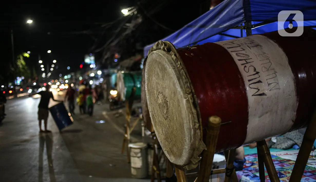 Bedug terlihat pada malam takbiran di Jalan KH Mas Mansyur, Jakarta, Sabtu (23/5/2020). Polisi dikerahkan menjaga Jalan KH Mas Mansyur untuk mengantisipasi adanya takbir keliling di kawasan tersebut. (Liputan6.com/Faiza Fanani)