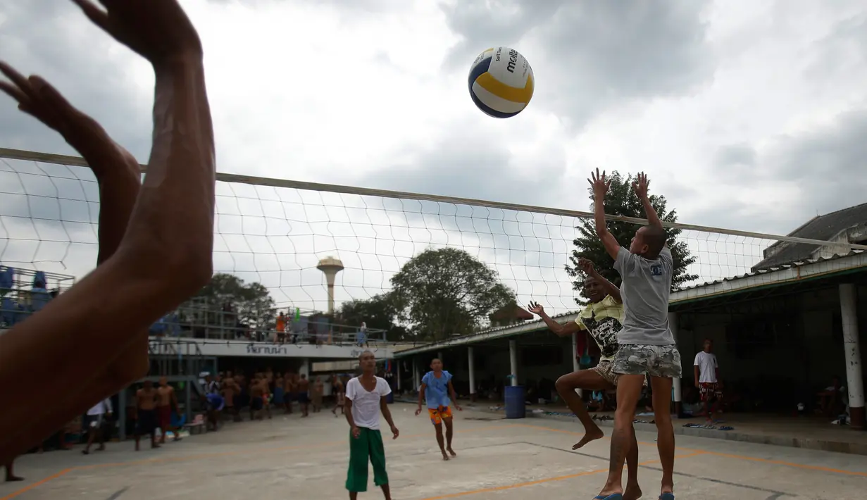 Narapidana transgender bermain voli di penjara Pattaya Prison, Provinsi Choburi, Thailand (6/1). Di penjara ini narapidana LGBT dipisahkan dari narapidana lain untuk mencegah kekerasaan yang terjadi. (AP Photo/Sakchai Lalit)