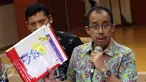 Direktur Jenderal Bea dan Cukai ‎Heru Pambudi memberi keterangan resmi terkait impor Kartu Tanda Penduduk (KTP) dan Nomor Pokok Wajib Pajak (NPWP) dari Kamboja dalam konferensi pers di Kantor Bea Cukai, Jakarta, Jumat (10/2). (Liputan6.com/Johan Tallo)