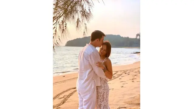 Di pemotretan preweddingnya, Mike Lewis dan Janisaa Pradja kompak menggunakan busana warna putih.