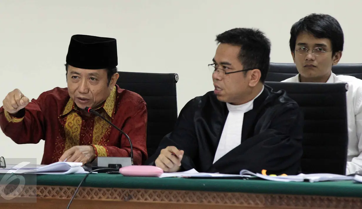 Mantan Sekjen ESDM Waryono Karno (kiri) didampingi kuasa hukumnya,  menjalani persidangan terkait korupsi di lingkungan Kementerian ESDM, dengan agenda mendengarkan keterangan saksi di Pengadilan Tipikor, Jakarta, Rabu (24/6). (Liputan6.com/Helmi Afandi) 