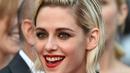 Aktris Kristen Stewart tersenyum saat tiba dalam pembukaan Festival Film Cannes ke-69 di Cannes, Prancis selatan, Rabu (11/5/2016). (AFP PHOTO / Valery Hache)