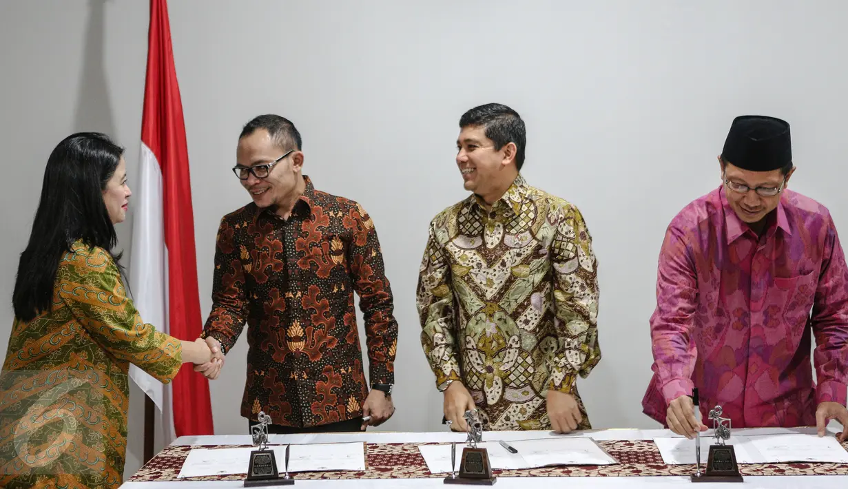 Puan Maharani (kiri) berjabat tangan dengan Menteri Tenaga Kerja, Hanif Dhakiri usai menyaksikan penandatanganan draft Surat Keputusan Bersama (SKB) Libur Nasional dan Cuti Bersama tahun 2016, Jakarta, Kamis (25/6/2015). (Liputan6.com/Faizal Fanani) 