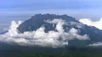 Gunung Kinabalu, Malaysia, dikenal sebagai gunung suci oleh masyarakat Sabah. (Reuters/Bazuki Muhammad)