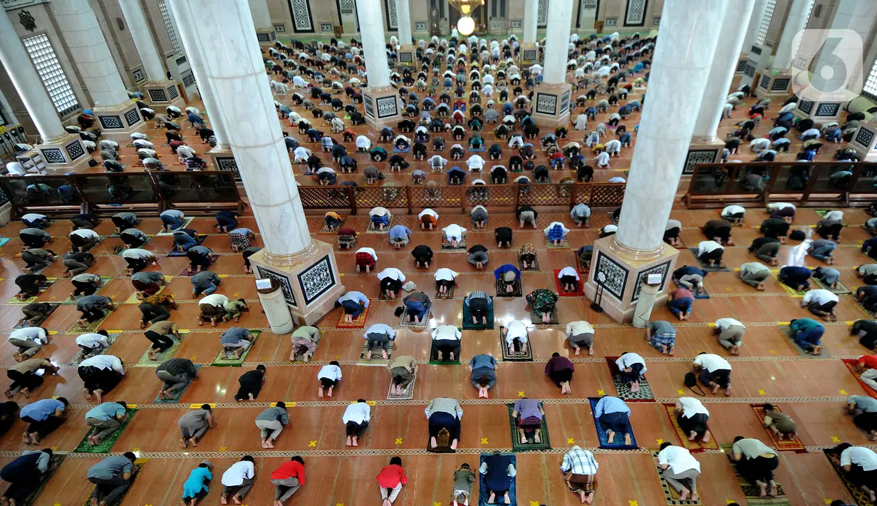 Umat muslim melaksanakan sholat Jumat pada minggu pertama bulan Ramadhan di Masjid Kubah Emas, Depok, Jawa Barat, Jumat (16/4/2021). Pelaksanaan sholat Jumat masih dilakukan secara terbatas dengan menerapkan protokol kesehatan untuk mencegah penyebaran COVID-19. (merdeka.com/Arie Basuki)