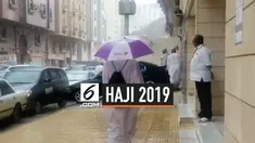 Hujan turun di Makkah, Arab Saudi. Hujan yang turun menyejukkan suasana di saat jemaah sedang melempar jumrah, melakukan awaf dan sai.