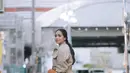 Penampilan memukau lainnya Nagita Slavina di Jepang. Gaya street style yang bisa ditiru, Nagita Slavina mengenakan set atasan dan bawahan berwarna kuning, ditumpuknya dengan jaket berkantung berwarna cokelat. [Foto: Instagram/raffinagita1717]