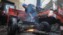 Proses pemusnahan bajaj orange. babaj orange akan diremajakan dan diganti menjadi berbahan bakar gas, Jakarta, Rabu (4/3/2015). (Liputan6.com/Herman Zakharia)