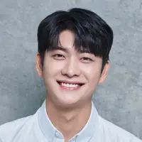 Seiring dengan rencana keberangkatan Kang Tae Oh menjalani wajib militer, agensinya Man of Creation memberikan hadiah untuk para penggemar degan membagikan foto kecil sang aktor. (Foto: Soompi)