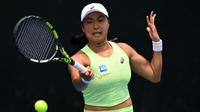 Petenis Indonesia, Janice Tjen, memukul bola saat menghadapi Karolina Pliskova dari Republik Cheska dalam pertandingan tunggal putri pada hari kelima Australia Open di Melbourne, Kamis (22/1/2026). (Paul Crock / AFP)