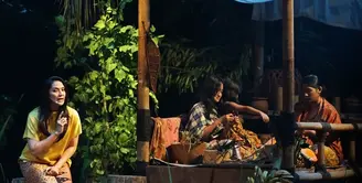 Maudy Koesnaedi pementasan orang rimba. (Bambang E Ros/Fimela.com)