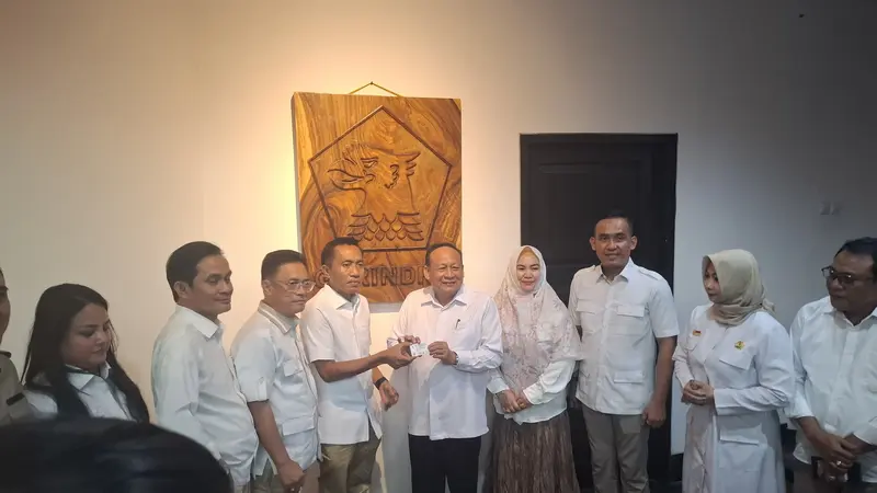 Penyerahan KTA Gerindra kepada Deddy Amarullah yang diserahkan langsung oleh Ketua Gerindra Bandar Lampung, Asroni Paslah. Foto : (Liputan6.com/Ardi).