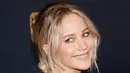 Jennifer Lawrence tersenyum saat tiba menghadiri ajang penghargaan British Academy of Film and Television Arts (BAFTA) di Beverly Hilton Hotel, California, AS (28/10). Aktris 26 tahun ini tampak cantik dengan rambut di kuncir. (REUTERS/Danny Moloshok)