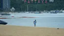 Seorang pria berlari di Pantai Pattaya di Provinsi Chonburi, Thailand (15/9/2020). Dengan ditutupnya zona udara dan perbatasan, perekonomian Thailand menderita sejak Maret akibat kurangnya arus kas dari industri pariwisata. (Xinhua/Rachen Sageamsak)