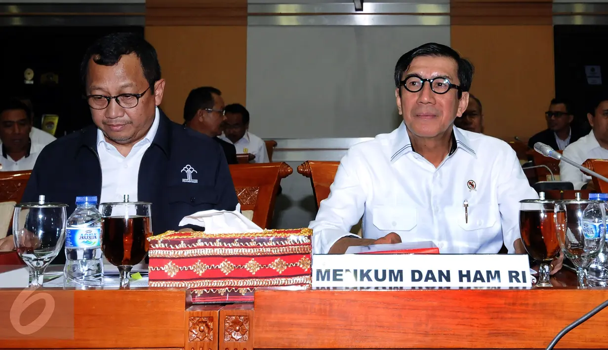 Menkumham, Yasonna Laoly (kanan) jelang mengikuti rapat kerja dengan Komisi III DPR RI di gedung Parlemen, Senayan, Jakarta, Senin (10/4). Rapat membahas sejumlah permasalahan dan pengawasan DPR. (Liputan6.com/Helmi Fithriansyah)