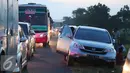 Sejumlah pemudik beristirahat di bahu jalan tol Palikanci, Palimanan, Jabar, Rabu (15/7/2015). Pada puncak arus mudik H-2 Lebaran ribuan kendaraan terjebak macet hingga 38 Km antara jalan tol Cipali hingga tol Palikanci. (Liputan6.com/Herman Zakharia)