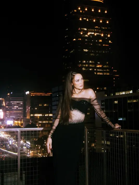 Dalam sorotan lampu malam dan latar belakang city lights Jakarta, gaya rambut barunya tampak seperti mahkota tak kasat mata yang melengkapi auranya sebagai Queen of the Night. [@lunamaya].